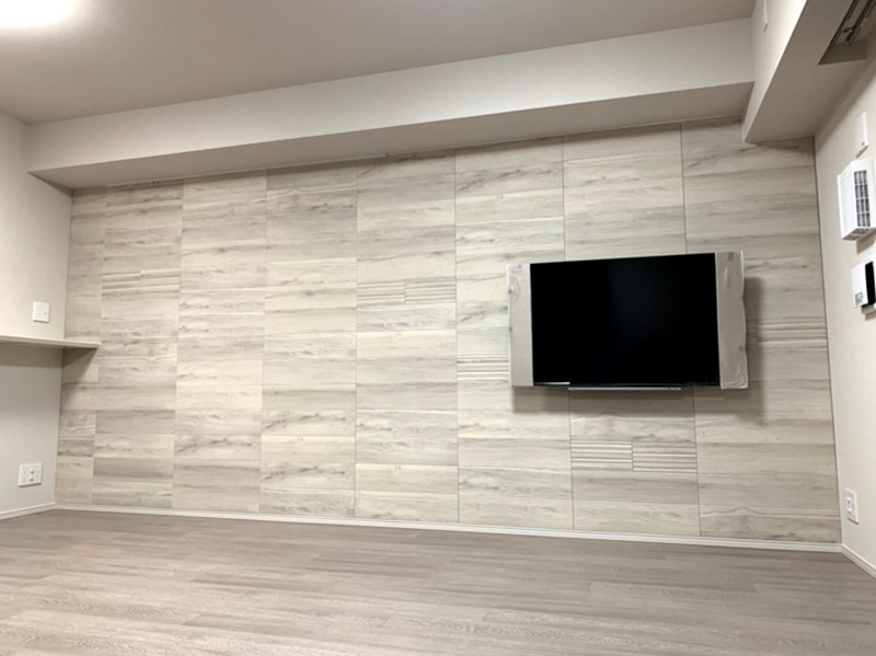 【ビンテージオーク×壁掛けテレビ】施工例